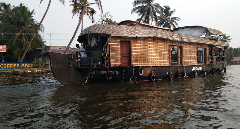 Kerala Tour Holidays Deluxe Room, Alleppey 1