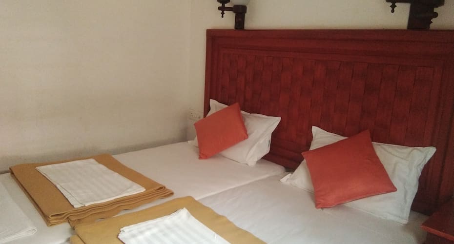 Kerala Tour Holidays Deluxe Room, Alleppey 2