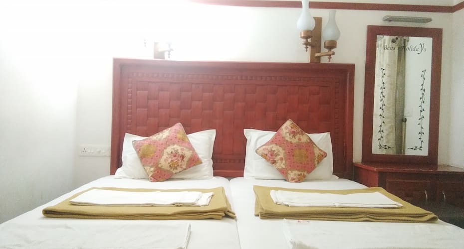 Kerala Tour Holidays Deluxe Room, Alleppey 3
