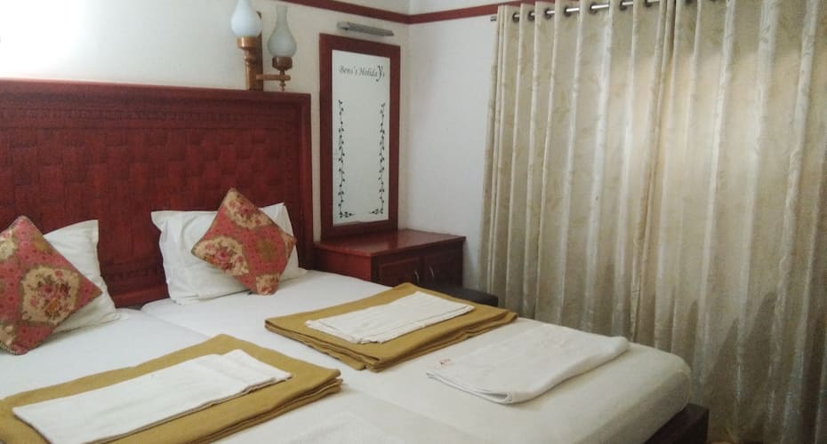 Kerala Tour Holidays Deluxe Room, Alleppey 4