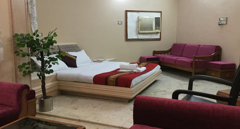 Maple Tree Service Apartments, Bodakdev Rajpath Club Bungalow, Ahmedabad 4