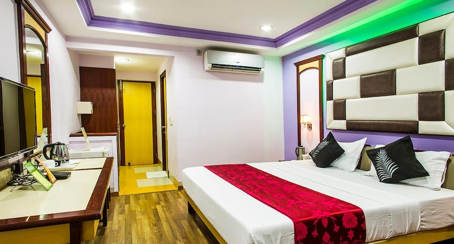 https://imgcld.yatra.com/ytimages/image/upload/t_hotel_yatra_details_desktop/v1527502144/Hotel/Bikaner/00011244/royal_room_(2)_G70V22.jpg