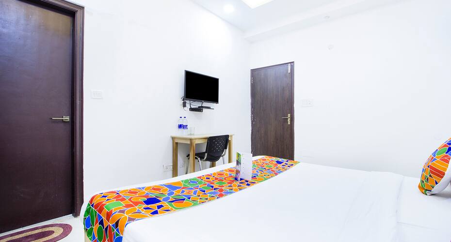 Hotel Petals Inn Noida, Noida 3