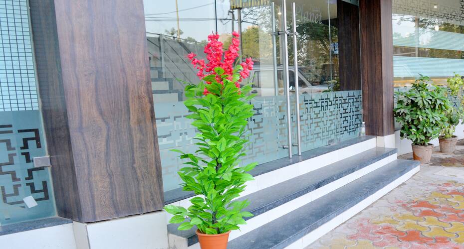 Hotel Planet, Vadodara 3