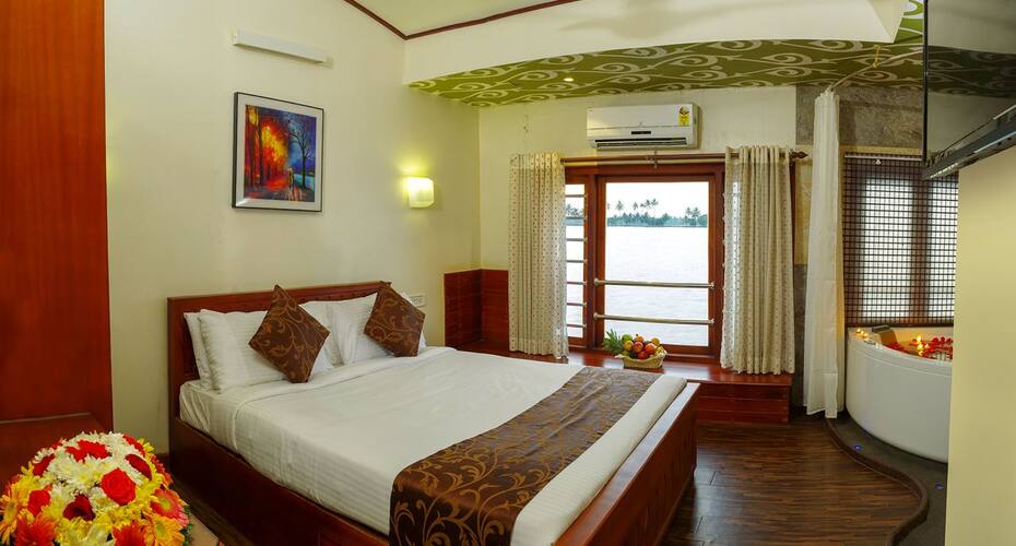 Abad Luxury Houseboat, Kochi 2