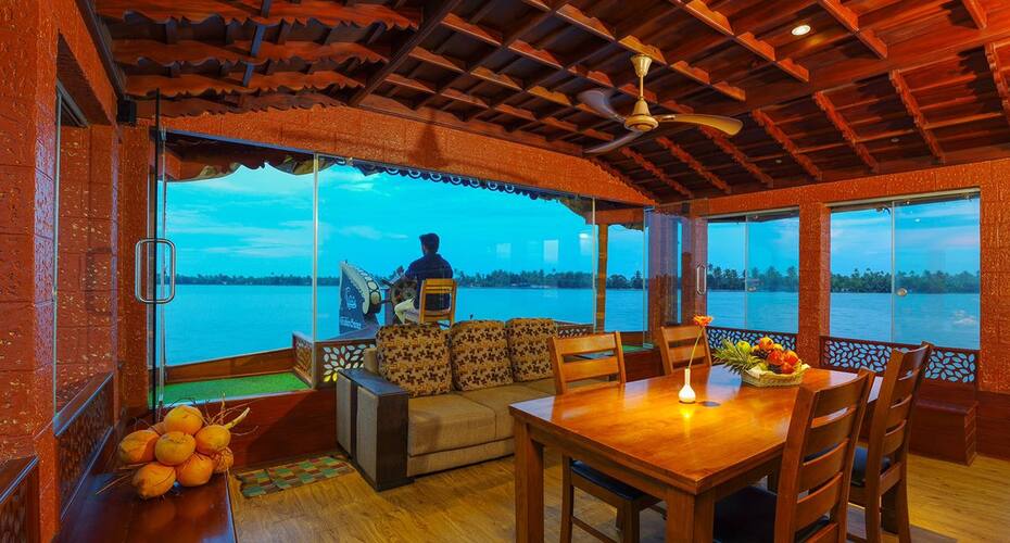 Abad Luxury Houseboat, Kochi 4