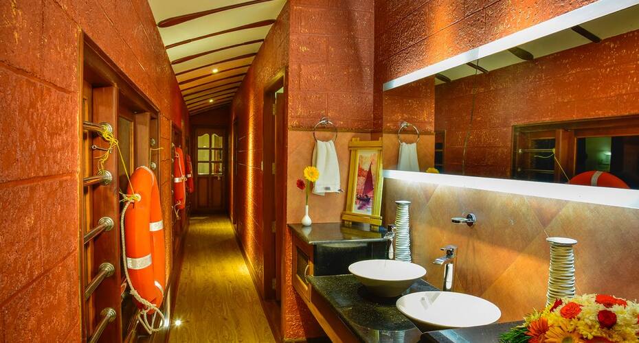 Abad Luxury Houseboat, Kochi 5