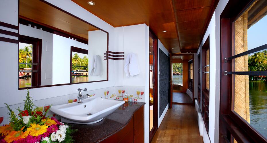 Ostrich house boat, Alleppey 4