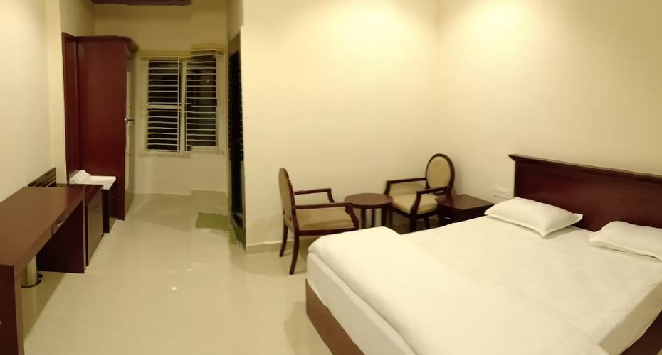 IROOMZ Sri 7 Inn, Anantapur 5