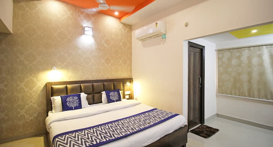 https://imgcld.yatra.com/ytimages/image/upload/t_hotel_yatra_details_desktop/v1545992585/Hotel/Gorakhpur/00085680/DELUXE_ROOM_pJ29QR.jpg