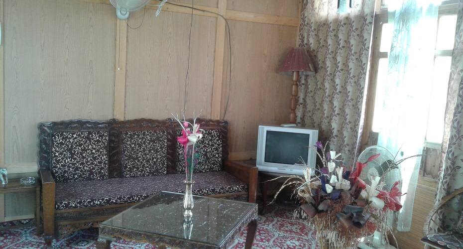 Shabrose Houseboats, Srinagar 3