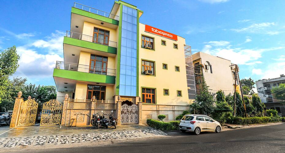 FabHotel Silver Inn Sector 52, Gurgaon 1