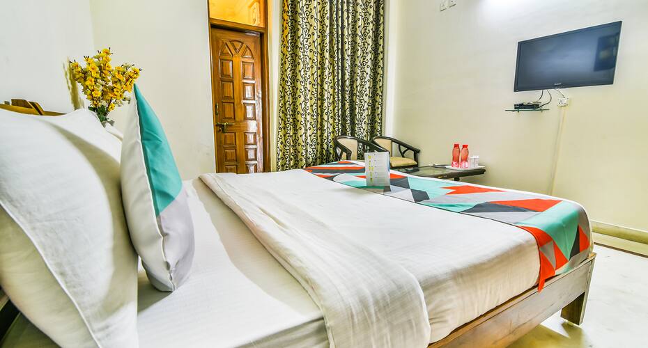 FabHotel Silver Inn Sector 52, Gurgaon 4