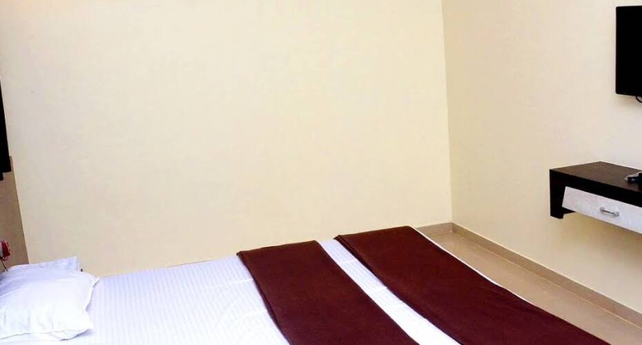 Om Executive Lodge, Ichalkaranji 4