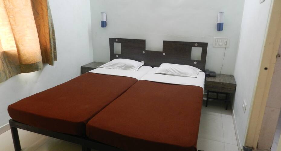 Hotel Landmark Deluxe Lodging, Kolhapur 4