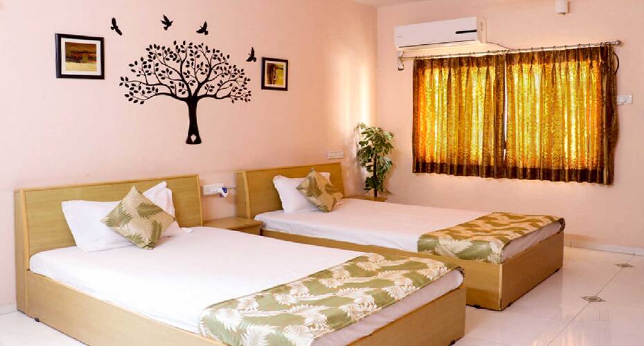 Maple Tree Service Apartment - Pushpak Bangalow, Ahmedabad 2