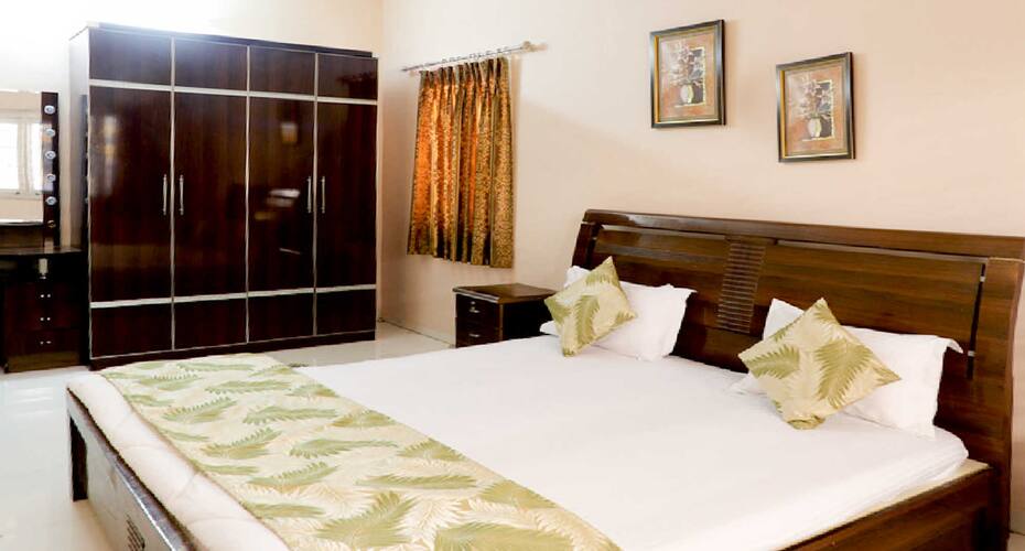 Maple Tree Service Apartment - Pushpak Bangalow, Ahmedabad 3