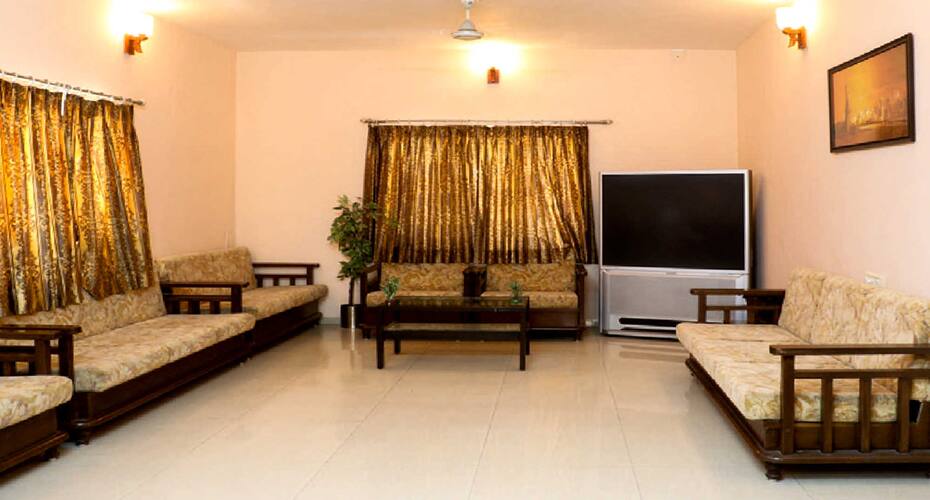 Maple Tree Service Apartment - Pushpak Bangalow, Ahmedabad 4