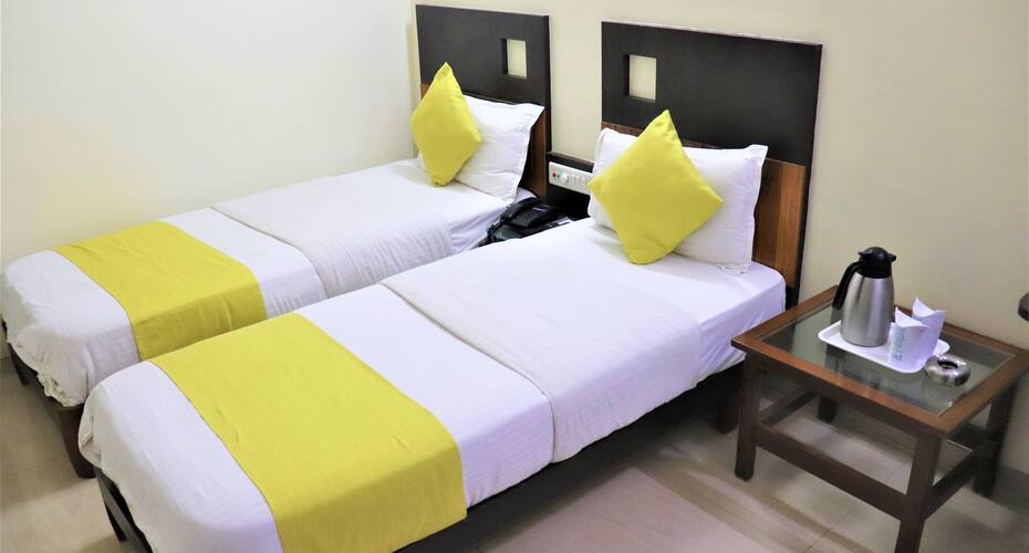 Hotel Alfa, Surat 1