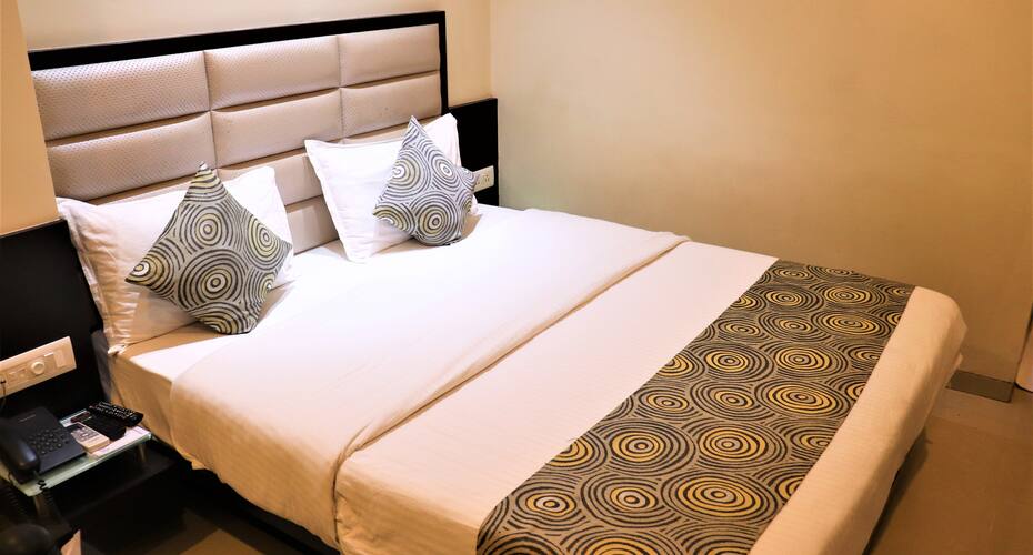 Hotel Alfa, Surat 5