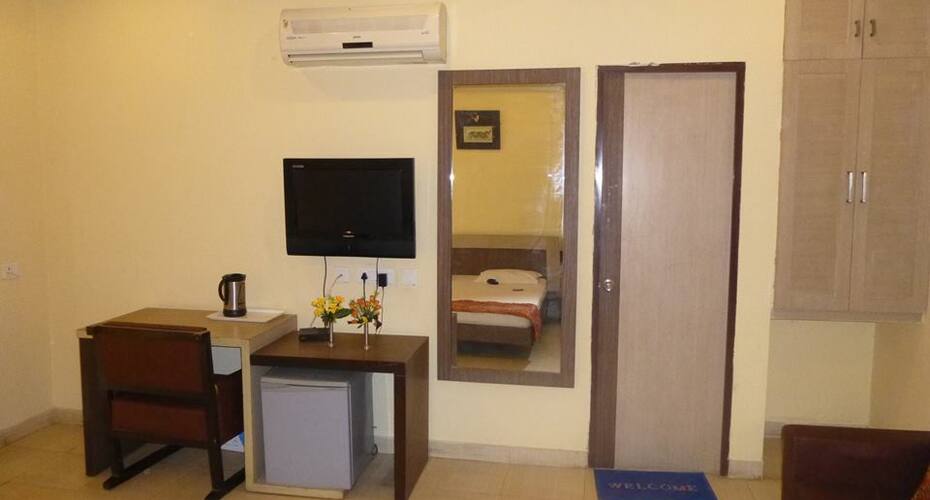 Comfort Inn Hotel, Banda 4