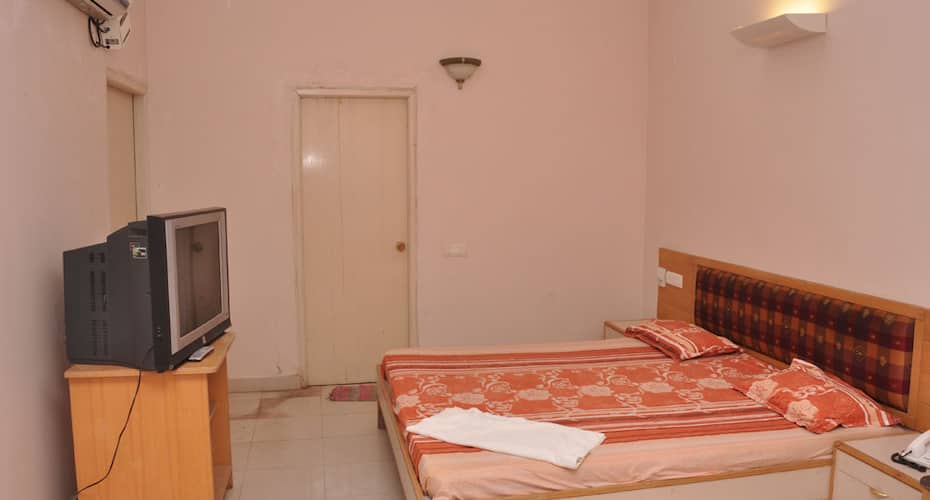 Fully Furnished Brand New 3BHK Flat - One Room & Kitchen Amenity will pe provide, Hyderabad 3