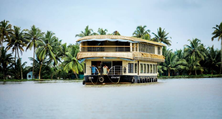 https://imgcld.yatra.com/ytimages/image/upload/t_hotel_yatra_details_desktop/v1573822198/Hotel/Alappuzha/00176809/17318221_IMG-20190719-WA0006_kjtq2k.jpg