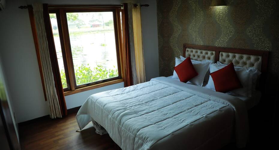 Kalipz Houseboats, Alleppey 4