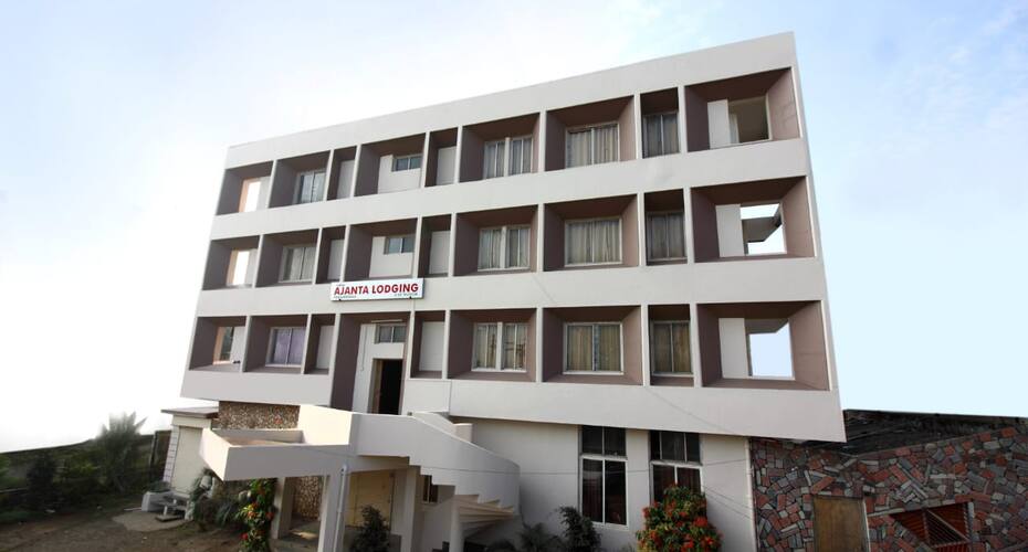 New Ajanta Lodging, Satara 1