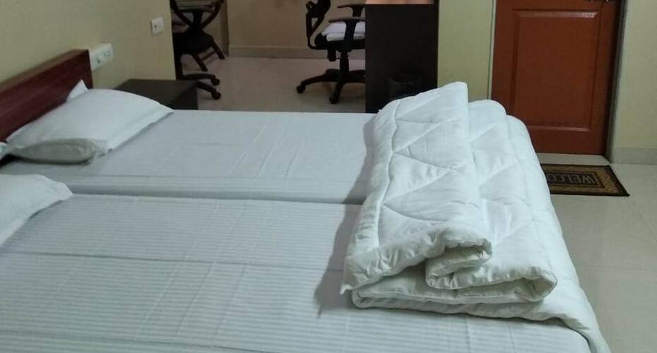 Meera Tower - PVR Guest House, Mumbai 4