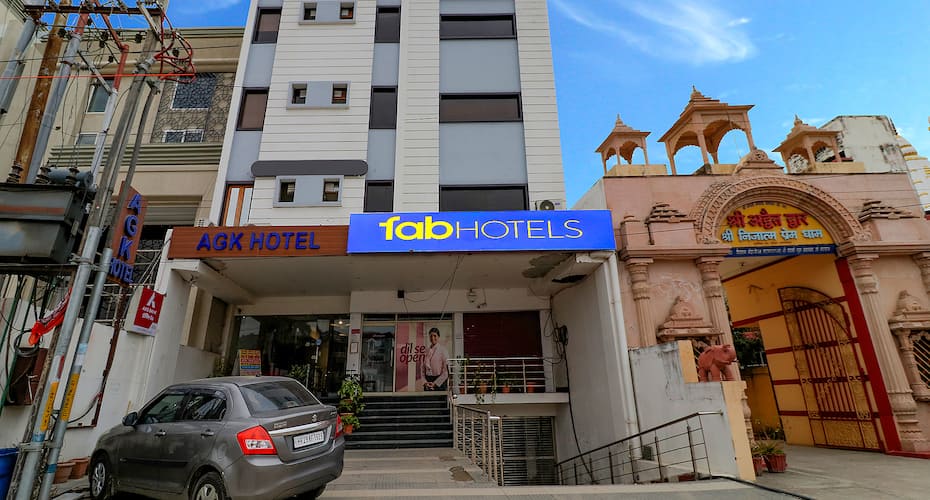 https://imgcld.yatra.com/ytimages/image/upload/t_hotel_yatra_details_desktop/v3614763936/Hotel/00188655/Facade_wBLjIX.jpg