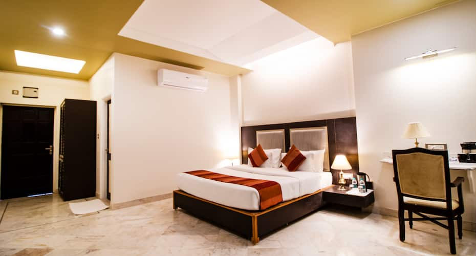 https://imgcld.yatra.com/ytimages/image/upload/t_hotel_yatra_details_desktop/v4754930947/Hotel/00186677/Deluxe_Villa_5__NcXYBS.jpg