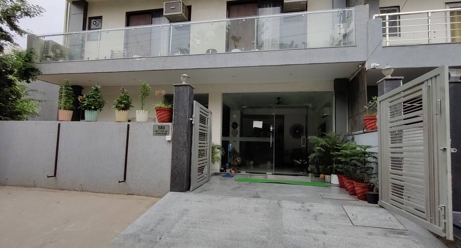 Grand Oyster Homestay, Gurgaon 1