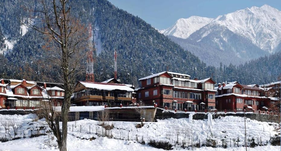 https://imgcld.yatra.com/ytimages/image/upload/t_hotel_yatra_details_desktop/v5287041163/Hotel/Pahalgam/00185317/246099472_OcAG5G.jpg