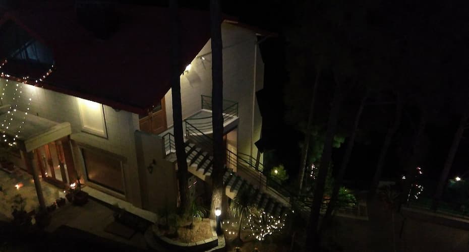 https://imgcld.yatra.com/ytimages/image/upload/t_hotel_yatra_details_desktop/v5464877910/Hotel/Kasauli/00185409/resort_at_night_CIadg8.jpg