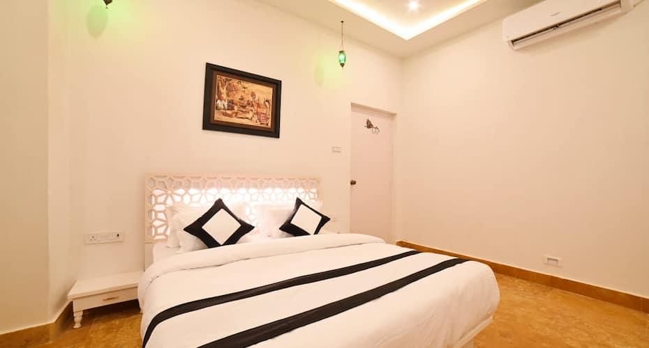 https://imgcld.yatra.com/ytimages/image/upload/t_hotel_yatra_details_desktop/v5479206995/Hotel/Jaisalmer/00198329/Deluxe_Room_1__heGU4J.jpeg