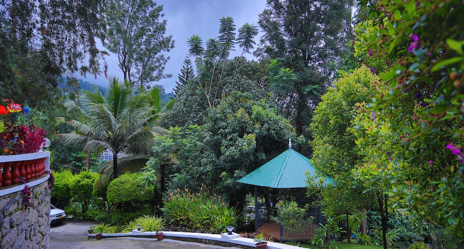 https://imgcld.yatra.com/ytimages/image/upload/t_hotel_yatra_details_desktop/v5891786549/Hotel/Munnar/00019883/GAZEBO_vsQ7Yz.JPG