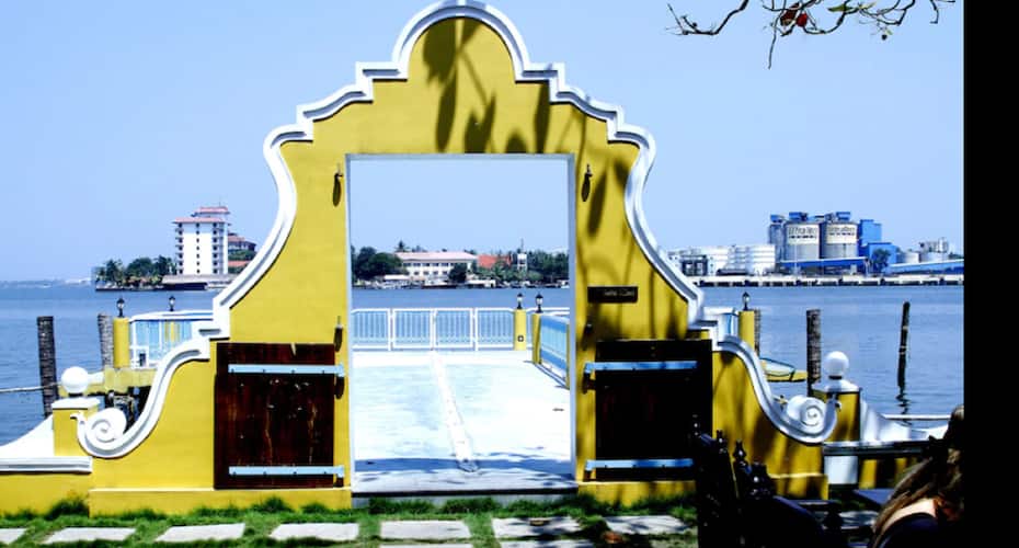 A scenic and peaceful waterfront home with all amenities and comfort., Kochi 1
