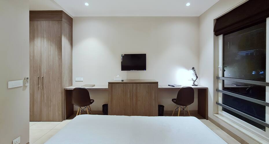 ROSASTAYS Gurugram Golf Course, Gurgaon 4