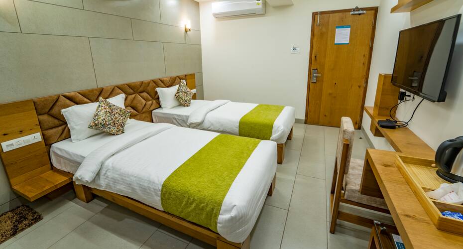 Hotel Pleasant Lake, Ahmedabad 2