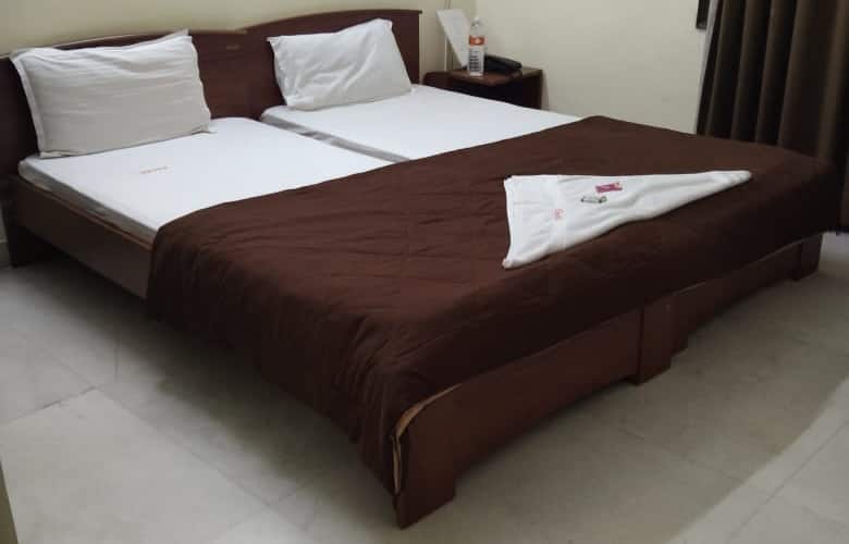R GRAND COMFORT STAYS, Hyderabad 4