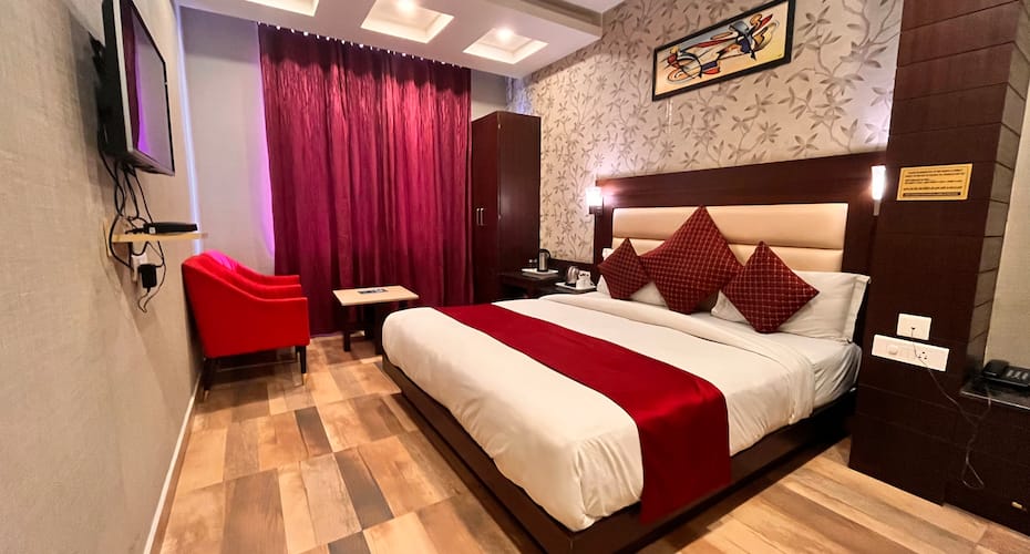 Book Hotel The Onix (OYO 6136) in Saharanpur Road,Dehradun - Best Apartment  Hotels in Dehradun - Justdial
