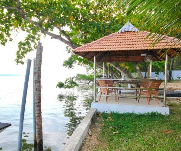 Jai Lake House, Alleppey 4