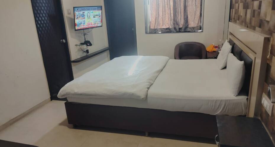 Hotel Shades of Royal, Ahmednagar 2