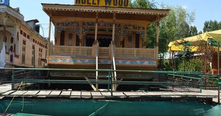 Hotels Near Shankarchrya Hill Forest Srinagar With Room Service Young Hollywood House Boat