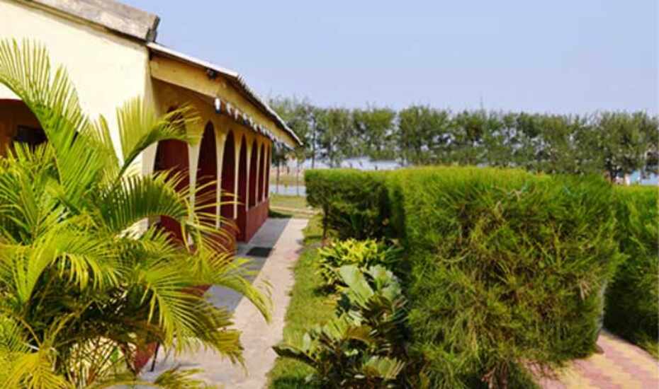 Lake View Hotel Resorts Tajpur Book This Hotel At The Best