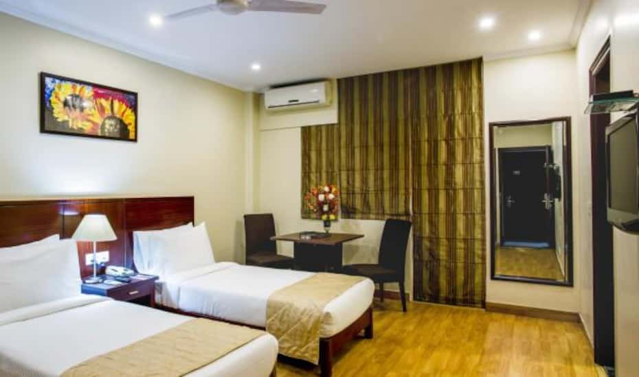 hotel clarks inn nehru place