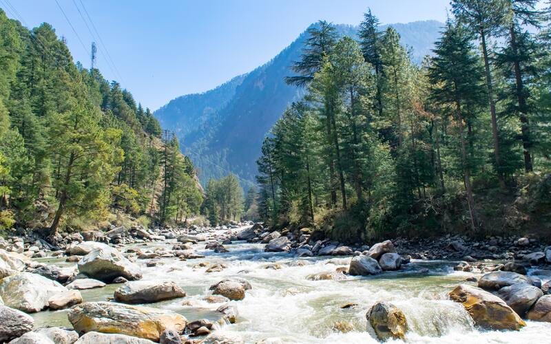 Parvati_river_valley_at_Kasol_1517481344