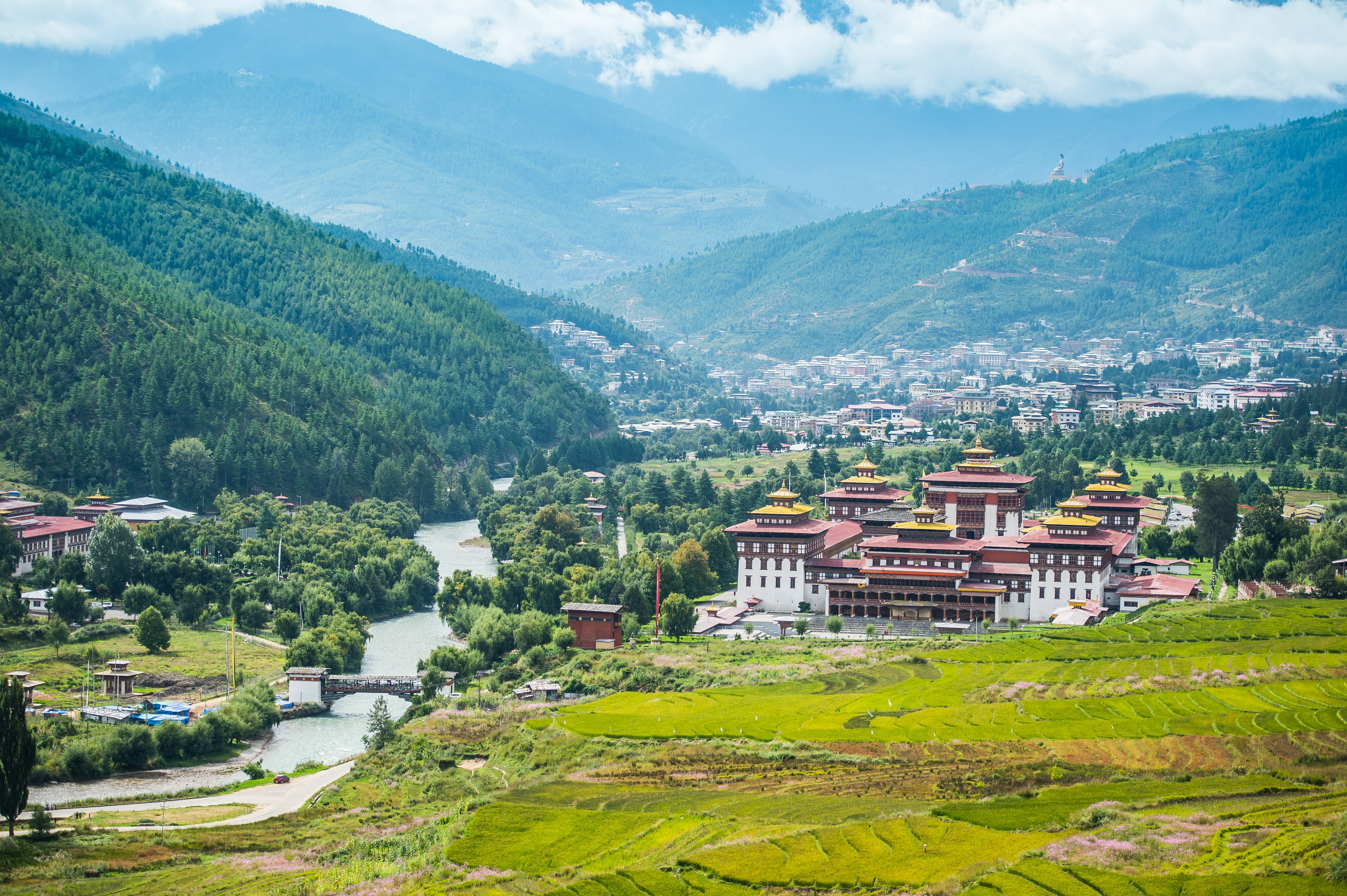 Бутан виды. Бутан столица Тхимпху. Бутан Ташичо дзонг. Бутан Тхимпху климат. Бутан Гималаи.