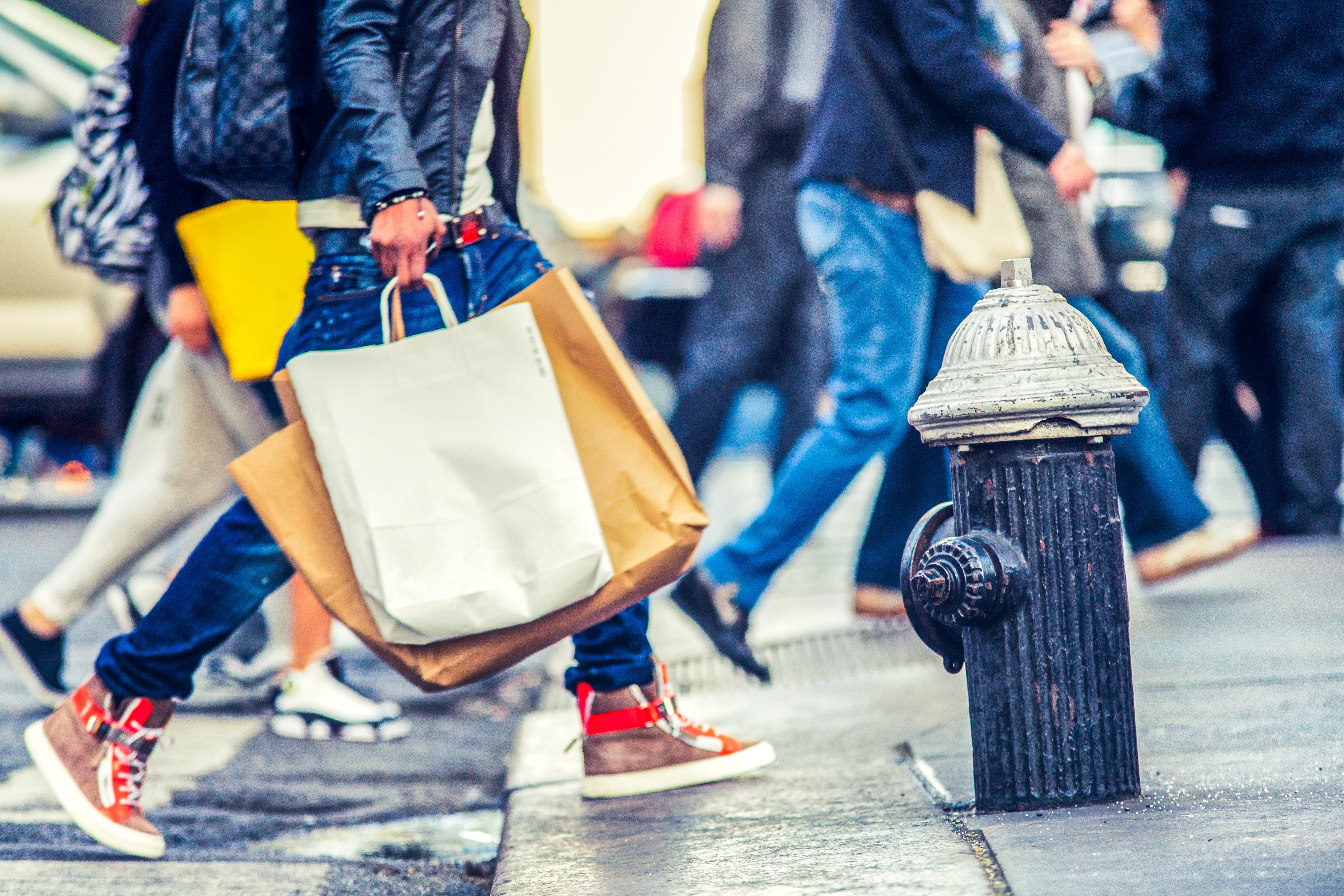 Shopping street перевод. Уличные стоковые фото. Busy shopping. Сумки жизнь в движении фото. Сумка mame KUROGOUCHI for Tod's.